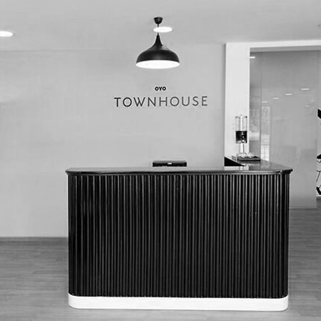 Oyo Townhouse 17 Huda City Center Near Leisure Valley Park Gurgaon Exterior photo